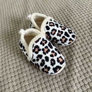 Toddler girls leopard print slipper shoes size 5.5/6
